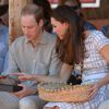 Le prince William a reçu le 22 avril 2014 une lance traditionnelle en cadeau lors de sa visite avec Catherine à la National Indigenous Training Academy d'Uluru, en Australie.