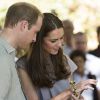 Kate Middleton a reçu en cadeau un bracelet lors de sa visite avec le prince William à la National Indigenous Training Academy à Uluru, le 22 avril 2014 en Australie.
