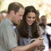 Kate Middleton a reçu en cadeau un bracelet lors de sa visite avec le prince William à la National Indigenous Training Academy à Uluru, le 22 avril 2014 en Australie.