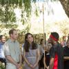 Le prince William, en visite avec Kate Middleton, a reçu le 22 avril 2014 une lance traditionnelle en cadeau à la National Indigenous Training Academy d'Uluru, en Australie.