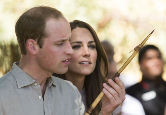 Le prince William, en visite avec Kate Middleton, a reçu le 22 avril 2014 une lance traditionnelle en cadeau à la National Indigenous Training Academy d'Uluru, en Australie.