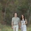 Le prince William et Kate Middleton se promènent en amoureux à Uluru le 22 avril 2014 lors de leur tournée officielle en Australie.