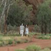Le prince William et Kate Middleton se promènent en amoureux à Uluru le 22 avril 2014 lors de leur tournée officielle en Australie.