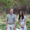 Kate Middleton, duchesse de Cambridge, et le prince William rencontraient les peuples aborigènes d'Uluru, le 22 avril 2014, au seizième jour de leur tournée officielle en Australie.