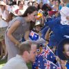 Kate Middleton, duchesse de Cambridge, et le prince William rencontraient les peuples aborigènes d'Uluru, le 22 avril 2014, au seizième jour de leur tournée officielle en Australie.