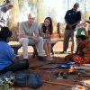 Kate Middleton, duchesse de Cambridge, et le prince William visitaient les peuples aborigènes d'Uluru, le 22 avril 2014, au seizième jour de leur tournée officielle en Australie.