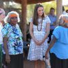 Kate Middleton, duchesse de Cambridge, et le prince William visitaient les peuples aborigènes d'Uluru, le 22 avril 2014, au seizième jour de leur tournée officielle en Australie.