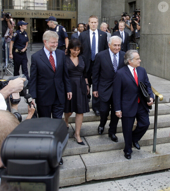 Dominique Strauss-Kahn et Anne Sinclair quittant le tribunal de Manhattan à New York, le 23 août 2011. Les poursuites viennent d'être abandonnées.