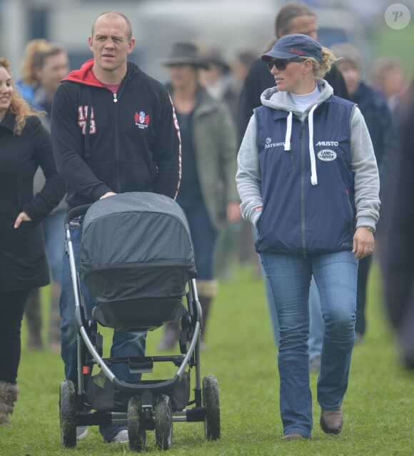 Zara Phillips et son mari Mike Tindall avec leur fille Mia en poussette le 20 avril 2014 au Symm International Trials, près de Londres