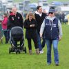 Zara Phillips et son mari Mike Tindall, qui promène leur fille Mia en poussette, le 20 avril 2014 au Symm International Trials, près de Londres