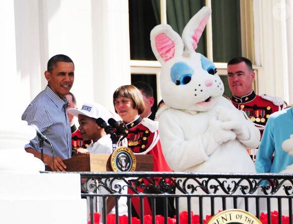 Le président Barack Obama et sa femme Michelle Obama ont lancé la traditionnelle chasse aux oeufs dans les jardins de la Maison Blanche, le 21 avril 2014.
