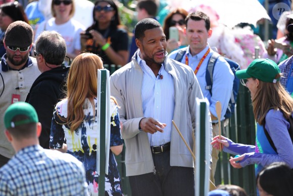 Barack Obama et sa femme Michelle Obama ont lancé la traditionnelle chasse aux oeufs dans les jardins de la Maison Blanche, le 21 avril 2014 devant l'animateur Michael Strahan.