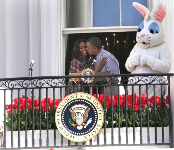 Barack Obama et sa femme Michelle Obama ont lancé la traditionnelle chasse aux oeufs dans les jardins de la Maison Blanche, le 21 avril 2014.