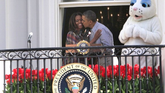 Michelle et Barack Obama : Complices sous les yeux d'un gros lapin pour Pâques