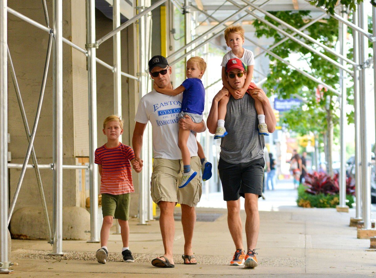 Photo : Matt Bomer, son mari Simon Halls et leur fils Henry, Walker et Kit  à Soho, New York, le 2 août 2012. - Purepeople