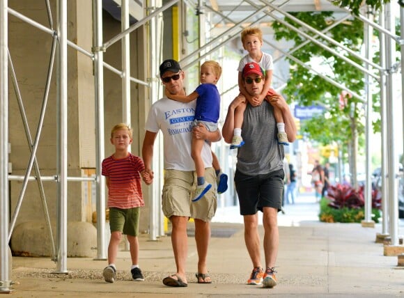 Matt Bomer, son mari Simon Halls et leur fils Henry, Walker et Kit à Soho, New York, le 2 août 2012.