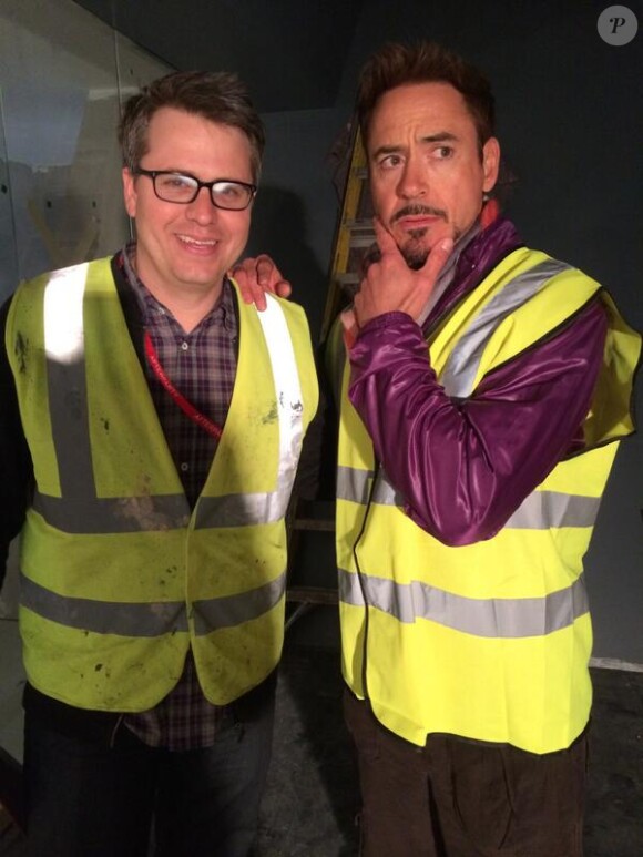 Robert Downey Jr. sur le tournage d'Avengers : Age of Ultron, avec le producteur Jeremy Latcham.