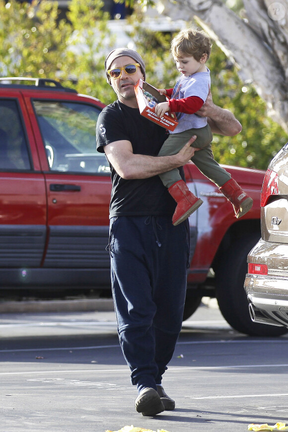 Robert Downey Jr. et son fils Exton à Malibu, Los Angeles, le 27 février 2014.