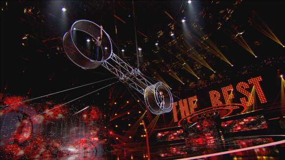 Les Radoï effectuent le numéro de "La roue de la mort". A découvrir dans le deuxième numéro de "The Best, le meilleur artiste" sur TF1, le 25 avril 2014.