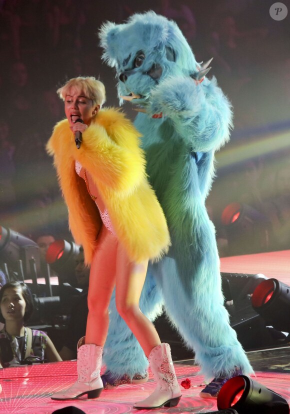 Miley Cyrus en concert lors de sa tournée "Bangerz" au "Rogers Arena" à Vancouver, le 14 février 2014.
