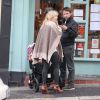 Kate Hudson et Matt Bellamy avec leur fils Bingham à Londres le 24 avril 2013.