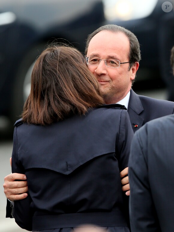 Le président de la République François Hollande et la maire de Paris Anne Hidalgo lors de la commémoration du 99e anniversaire du génocide arménien à Paris, le 24 avril 2014.