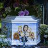 Cercueil de Peaches Geldof (décoré d'une peinture représentant Peaches avec sa famille et ses chiens) lors de ses obsèques en l’église de "St Mary Magdalene and St Lawrence" dans le village de Davington en Angleterre, le 21 avril 2014.