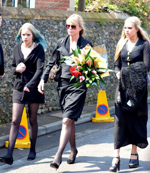 Debbie Lang, sa fille Lola et Tiger Lily (soeur de Peaches Geldof) aux obsèques de Peaches Geldof, décédée à l'âge de 25 ans, en l’église de "St Mary Magdalene and St Lawrence " dans le village de Davington en Angleterre, le 21 avril 2014.