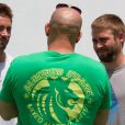 Vin Diesel aux côtés des deux frères de Paul Walker, Cody et Caleb, sur le tournage de Fast &amp; Furious 7 (Fast 7) à Dubaï, avril 2014.