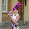 Katherine Jenkins à Buckingham Palace, à Londres, le 14 mars 2013, lors de la remise de ses insignes d'officier de l'ordre de l'empire britannique. La cantatrice galloise était accompagnée d'Andrew Levitas, avec qui elle a annoncé ses fiançailles le mois suivant.
