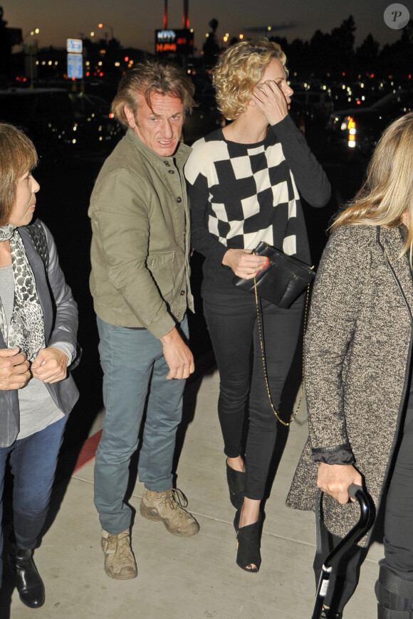 Sean Penn et Charlize Theron avec sa mère Gerda arrivent au Forum pour le show de Chelsea Handler, Uganda Be Kidding Me Live, à Los Angeles, le 26 avril 2014.