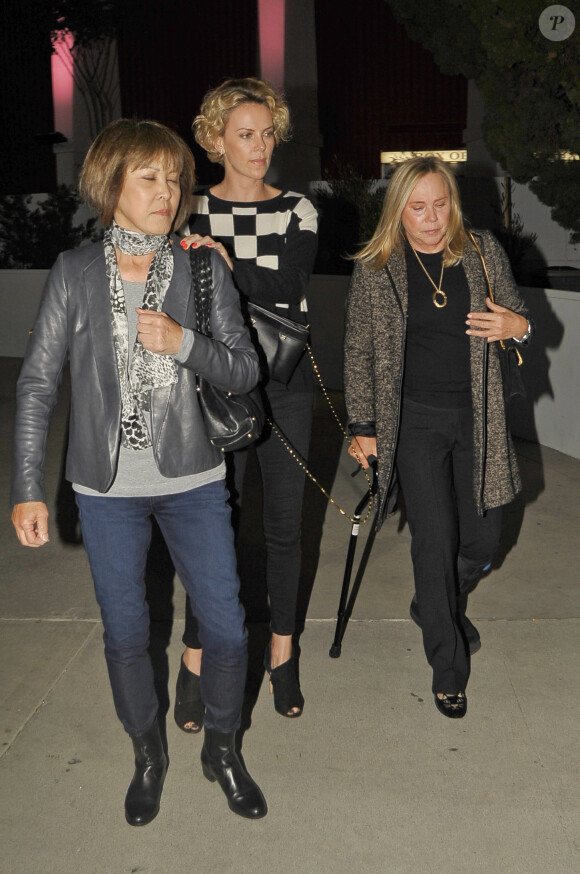 Charlize Theron avec sa mère Gerda arrivent au Forum pour le show de Chelsea Handler, Uganda Be Kidding Me Live, à Los Angeles, le 26 avril 2014.