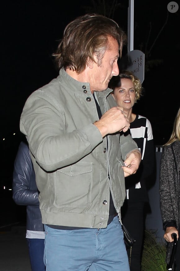Sean Penn et Charlize Theron avec sa mère Gerda arrivent au Forum pour le show de Chelsea Handler, Uganda Be Kidding Me Live, à Los Angeles, le 26 avril 2014.