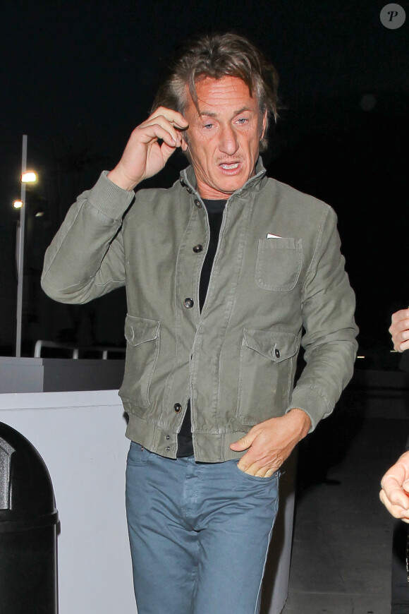 Sean Penn et Charlize Theron avec sa mère Gerda arrivent au Forum pour le show de Chelsea Handler, Uganda Be Kidding Me Live, à Los Angeles, le 26 avril 2014.
