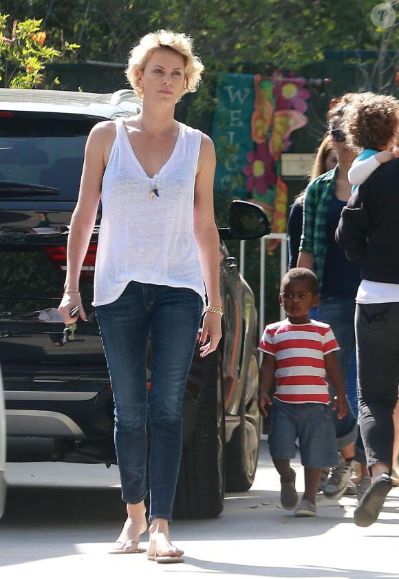 Exclusif - Charlize Theron va chercher son fils à l'école à Los Angeles, le 22 avril 2014.