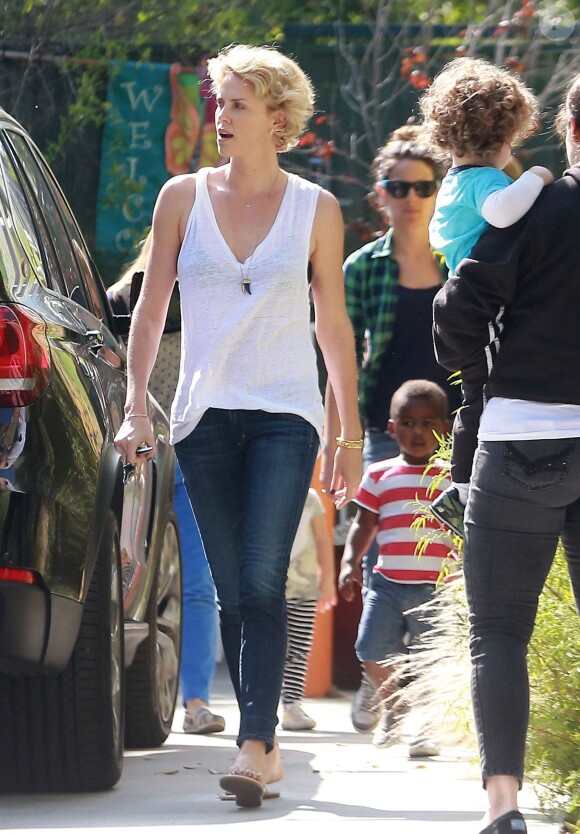 Exclusif - Charlize Theron va chercher son fils à l'école à Los Angeles, le 22 avril 2014.