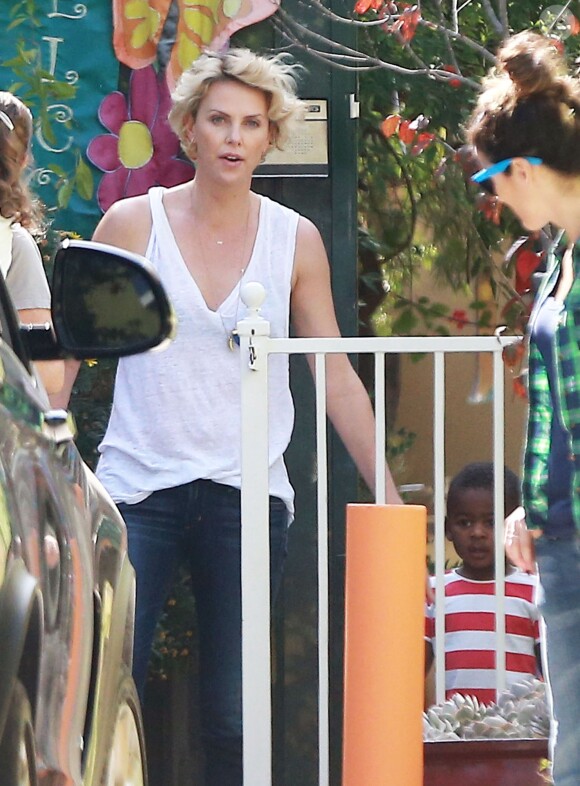Exclusif - Charlize Theron va chercher son fils à l'école à Los Angeles, le 22 avril 2014.