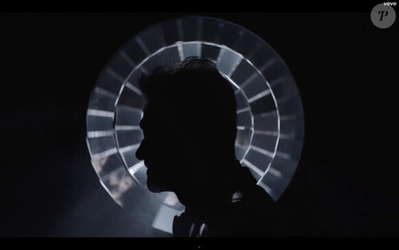 Image extraite du clip "En surface", réalisé par Antoine Carlier pour Etienne Daho, avril 2014.