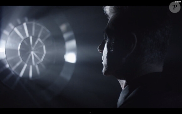 Image extraite du clip "En surface", réalisé par Antoine Carlier pour Etienne Daho, avril 2014.