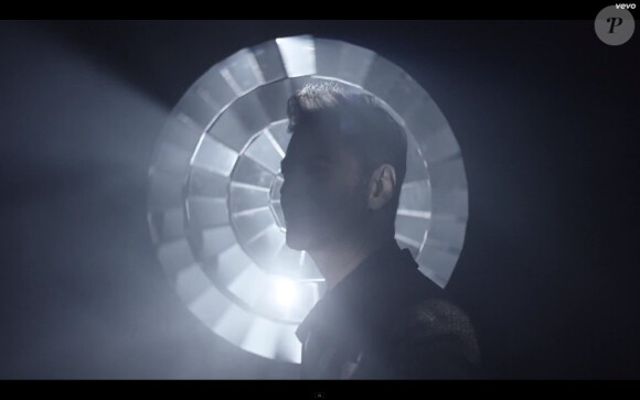 Image extraite du clip "En surface", réalisé par Antoine Carlier pour Etienne Daho, avril 2014.