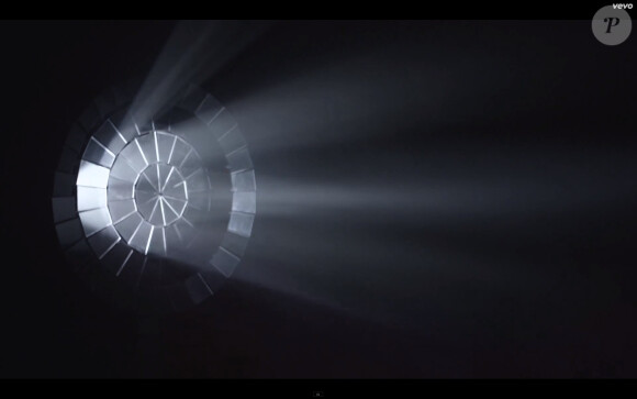 Image extraite du clip "En surface", réalisé par Antoine Carlier pour Etienne Daho, avril 2014.