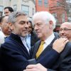 George Clooney et son père Nick Clooney lors d'une manifestation devant l'ambassade du Soudan le 16 mars 2012 à Washington