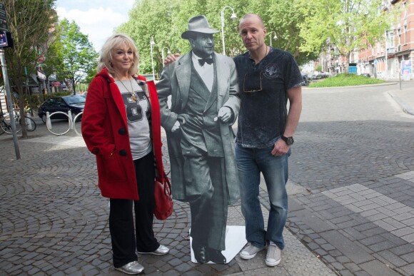 Exclusif - Pierre Simenon (Fils cadet de Georges Simenon et frère de Marc Simenon, le mari de Mylène Demongeot, et auteur du livre "Au nom du sang versé") et Mylène Demongeot avec la figurine en carton de Georges Simenon devant l'auberge de jeunesse de Liège, le 27 avril 2014.