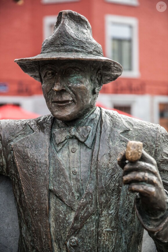 Exclusif - La statue de Georges Simenon sur un banc dans les rues de Liège, le 27 avril 2014.