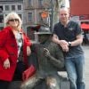 Exclusif - Mylène Demongeot et Pierre Simenon (Frère de Marc Simenon, le mari de Mylène Demongeot, et fils cadet de Georges Simenon, et auteur du livre "Au nom du sang versé") posent avec la statue de Georges Simenon sur un banc dans les rues de Liège, le 27 avril 2014.