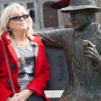  Exclusif - Myl&egrave;ne Demongeot pose avec la statue de Georges Simenon sur un banc dans les rues de Li&egrave;ge. Myl&egrave;ne Demongeot, qui n'est pas retourn&eacute;e &agrave; Li&egrave;ge depuis 40 ans, et Pierre Simenon ont fait un p&egrave;lerinage dans la ville natale de Georges Simenon, le 27 avril 2014. 