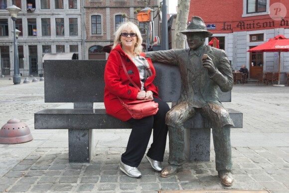 Exclusif - Mylène Demongeot pose avec la statue de Georges Simenon sur un banc dans les rues de Liège. Mylène Demongeot, qui n'est pas retournée à Liège depuis 40 ans, et Pierre Simenon ont fait un pèlerinage dans la ville natale de Georges Simenon, le 27 avril 2014.