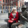 Exclusif - Mylène Demongeot pose avec la statue de Georges Simenon sur un banc dans les rues de Liège. Mylène Demongeot, qui n'est pas retournée à Liège depuis 40 ans, et Pierre Simenon ont fait un pèlerinage dans la ville natale de Georges Simenon, le 27 avril 2014.