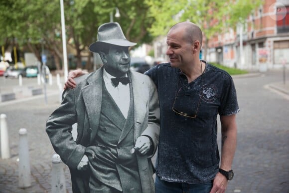 Exclusif - Pierre Simenon (Fils cadet de Georges Simenon et frère de Marc Simenon, le mari de Mylène Demongeot, et auteur du livre "Au nom du sang versé") pose avec la statue de Georges Simenon sur un banc dans les rues de Liège, le 27 avril 2014.