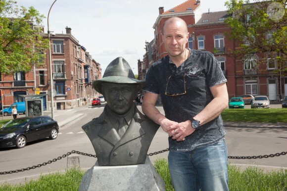 Exclusif - Pierre Simenon (Fils cadet de Georges Simenon et frère de Marc Simenon, le mari de Mylène Demongeot, et auteur du livre "Au nom du sang versé") pose avec la statue de Georges Simenon sur un banc dans les rues de Liège, le 27 avril 2014.